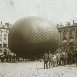 Victor Riston, Nancy, Gonflement d&#039;un ballon, vers 1901, plaque de verre mono, gélatino-bromure d&#039;argent (c) Image&#039;Est