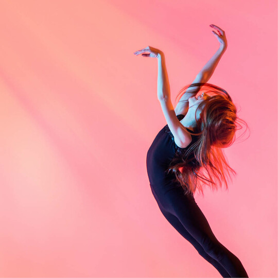 Danseuse sautant - Crédits photo : Adobe Stock