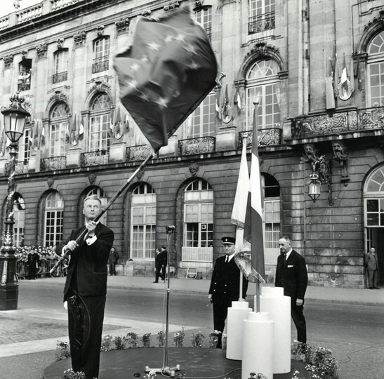 Le maire de Nancy Pierre Weber brandit le drapeau européen en 1970 - Crédits photo : Archives municipales de Nancy, 5 Fi 11505