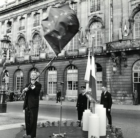 Le maire de Nancy Pierre Weber brandit le drapeau européen en 1970