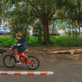 Photo d'un enfant sur un vélo