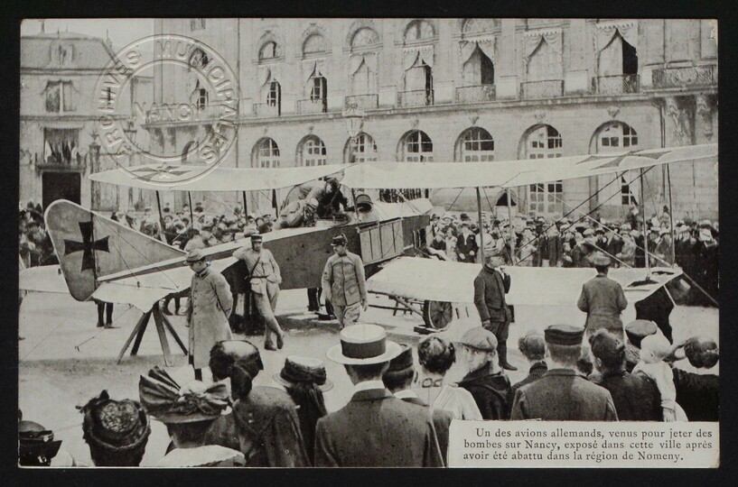 Carte postale. Un avion allemand abattu dans la région de Nomeny.  - Crédits photo : Archives municipales de Nancy, 106 Fi 1538