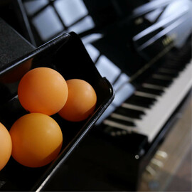 Balles des ping-pong sur un piano