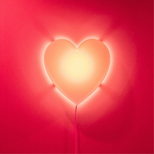 Applique lumineuse en forme de cœur  - Crédits photo : Unsplash