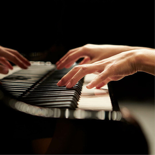 Mains sur un piano - Crédits photo : Adobe Stock