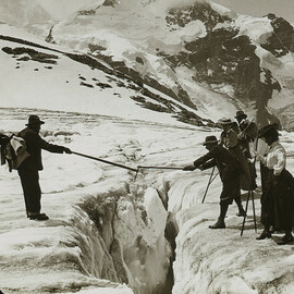 Henri Bellieni, Au bord d&#039;une crevasse dans les Alpes, vers 1902, photographie positive, plaque de verre mono, gélatino-bromure d&#039;argent (c) Image&#039;Est