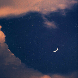 Croissant de lune dans un ciel nuageux