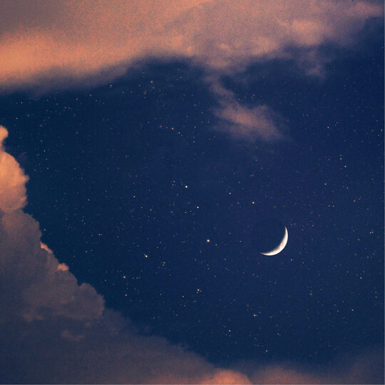 Croissant de lune dans un ciel nuageux - Crédits photo : Unsplash