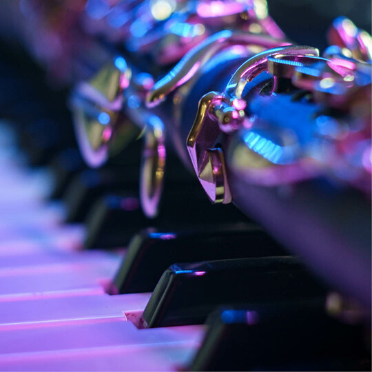 Clarinette sur un piano - Crédits photo : Adobe Stock